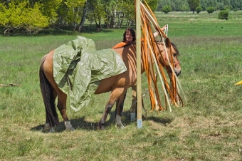 Frau Stiller mit ihrem Pferd Nina.